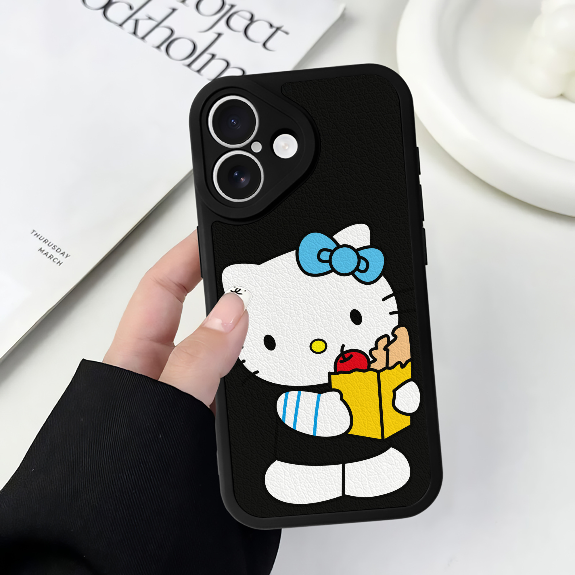 （画像用） Hello Kitty ハローキティ 【iPhone 16シリーズ対応】シリコンスマホケース（レザー調） 材質：シリコン